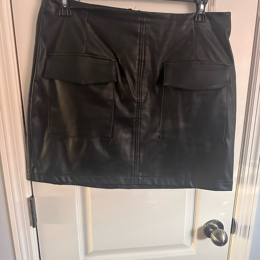 Elegant Black Leather Mini Skirt with Pockets